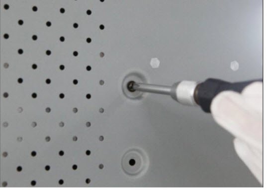 Lắp đặt ổ cứng giá đỡ ổ cứng bằng cách sử dụng các ốc vít được cung cấp. Vặn chặt ốc vít ở phía dưới để sửa chữa ổ cứng