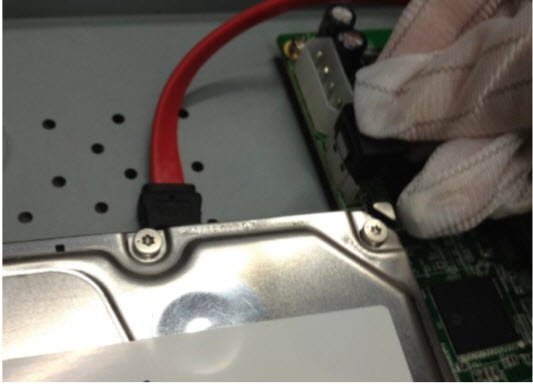 Kết nối ổ cứng với board mạch chủ của đầu ghi hình với cáp dữ liệu bao gồm