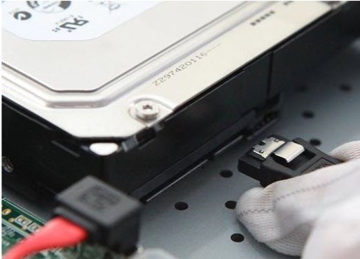 Cáp dữ liệu gắn trên board của đầu ghi