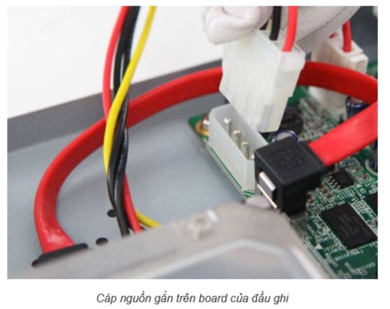 Kết nối ổ cứng với board mạch chủ của đầu ghi hình với cáp nguồn bao gồm