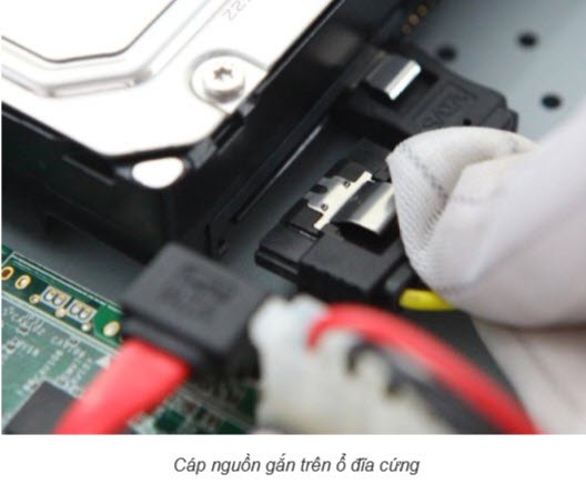 Kết nối ổ cứng với board mạch chủ của đầu ghi hình với cáp nguồn bao gồm