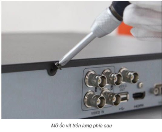 Mở ốc vít trên lưng phía sau