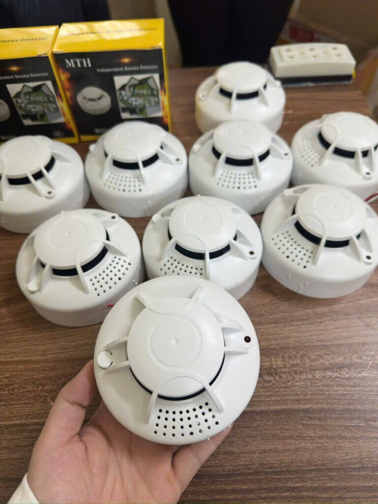 Camera Ngụy Trang Wifi Báo Khói Dòng 220v (3)