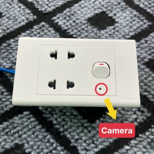Ổ Cắm 2 Lỗ Tích Hợp Camera Ổ Cắm 2 Lỗ Tích Hợp Camera – Vị trí camera được đánh dấu trên mặt ổ cắm điện 2 lỗ và công tắc
