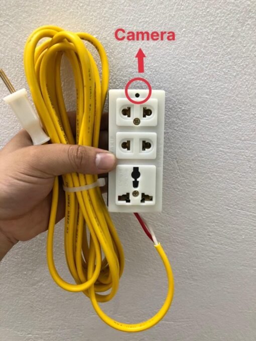 Ổ Cắm Dân Dụng Tích Hợp Camera – ảnh 2 Mũi tên chỉ vị trí camera trên ổ cắm điện dân dụng – Ổ Cắm Dân Dụng Tích Hợp Camera