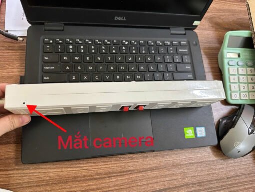 Ổ Cắm Đen Trắng Tích Hợp Camera – ảnh 2 Mũi tên chỉ vị trí camera ở cạnh ổ cắm điện – Ổ Cắm Đen Trắng Tích Hợp Camera