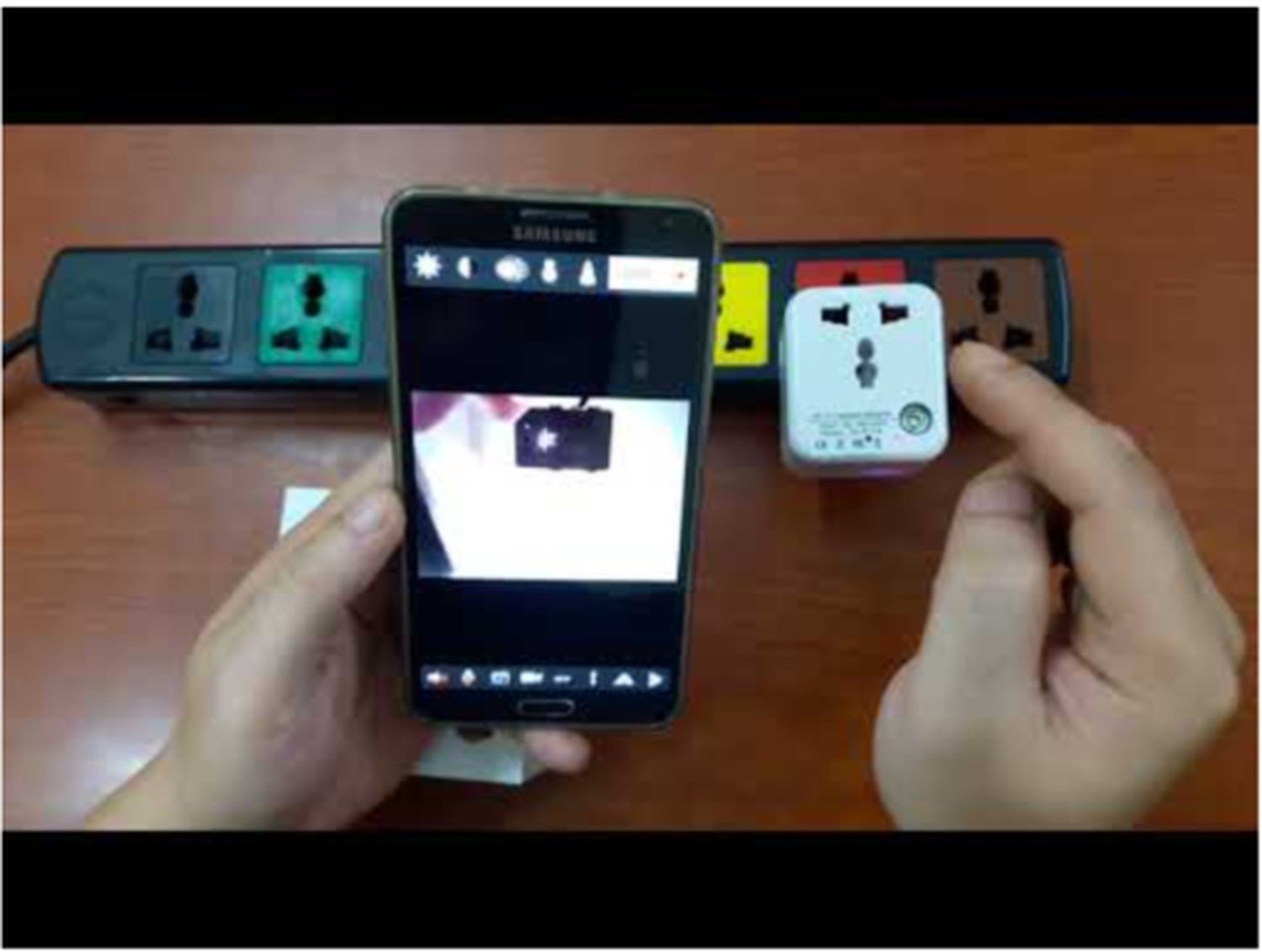 Camera siêu nhỏ không dây trên ổ cắm điện Lioa 6 lỗ xem qua điện thoại