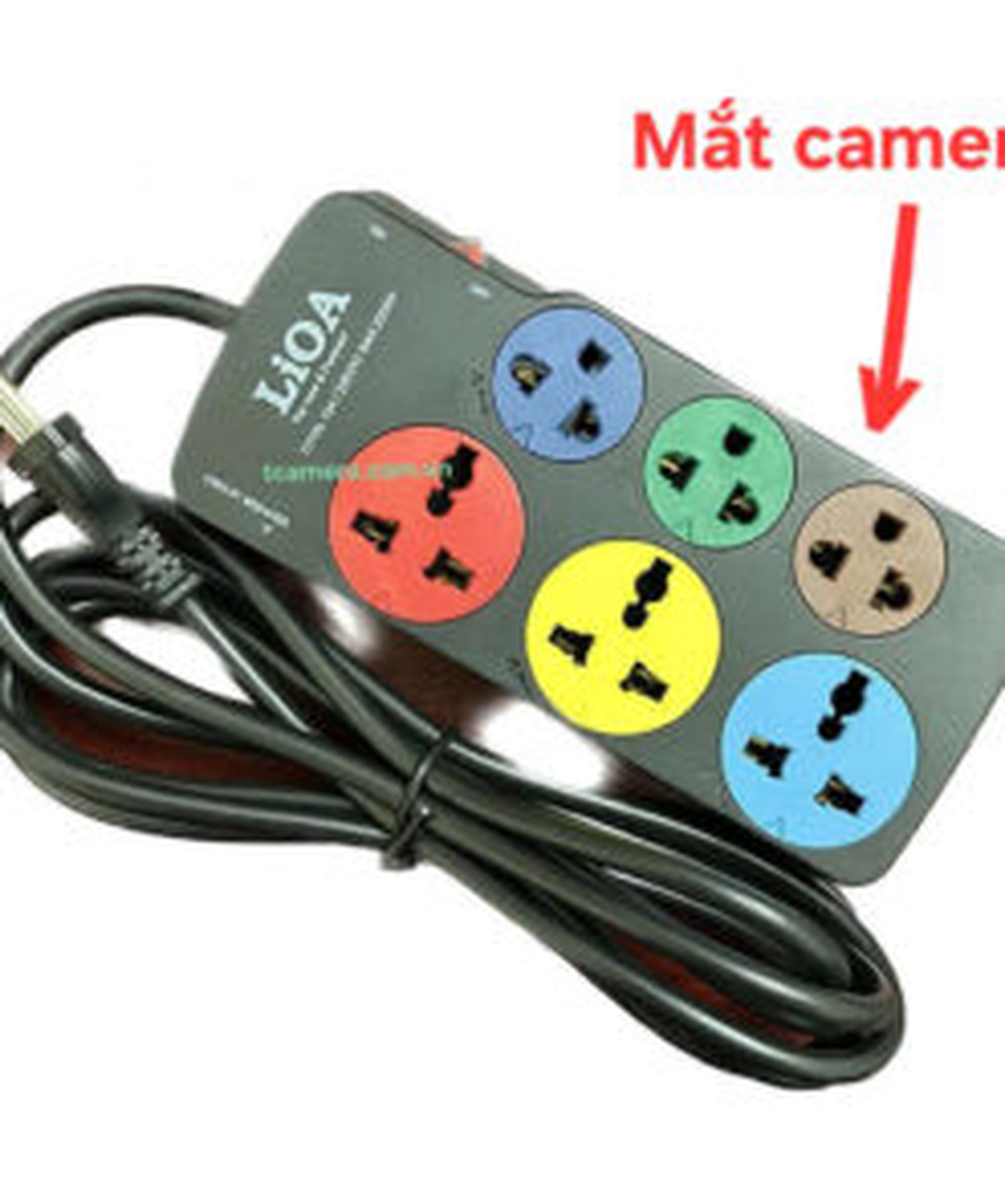 Chi tiết vị trí mắt camera trên ổ cắm điện Lioa 6 lỗ