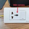 Ổ Cắm Điện Tích Hợp Camera – Mũi tên chỉ vị trí camera trên mặt ổ cắm điện