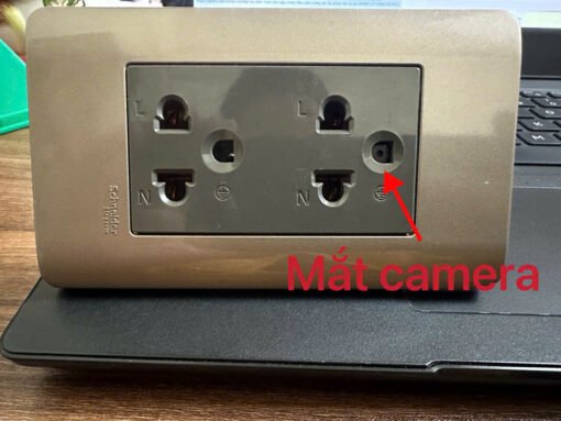 Ổ Cắm Schneider Tích Hợp Camera Ổ Cắm Schneider Tích Hợp Camera – Mũi tên đánh dấu vị trí camera trên mặt ổ cắm Schneider màu xám