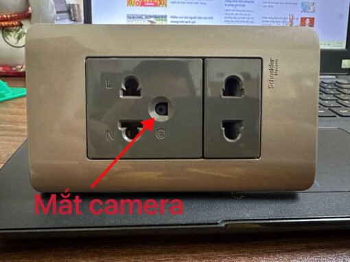 Ổ Cắm Schneider Tích Hợp Camera – ảnh 2 Ổ Cắm Schneider Tích Hợp Camera – Góc nhìn khác của ổ cắm Schneider xám với vị trí camera được chỉ rõ
