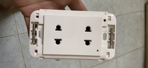 Ổ Điện 2 Ổ Tích Hợp Camera – Mặt sau và kết cấu lắp đặt của ổ điện hai ổ hai chấu