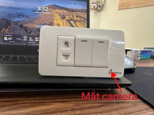 Ổ Điện Âm Tường Tích Hợp Camera Ổ Điện Âm Tường Tích Hợp Camera – Mũi tên chỉ vị trí camera trên mặt ổ điện âm tường