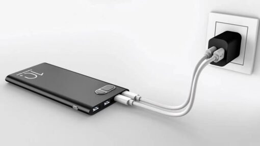 Sạc Dự Phòng H20 Pro Tích Hợp Camera – H20 Pro được cắm sạc tại ổ điện