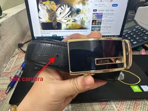 Thắt Lưng Nam Tích Hợp Camera – mũi tên chỉ vị trí camera tại khóa thắt lưng